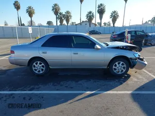 1999 Toyota Camry LE z VIN 4T1BF28K3XU931485, wystawiony jako IAAI lot #41413709 z przebiegiem 148 621 mil mil oraz . Historia ofert i sprzedaży dostępna na DreamBid. Obrazek 13.