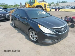 2013 Hyundai Sonata GLS z VIN 5NPEB4AC3DH590686, wystawiony jako IAAI lot #42361510 z przebiegiem 121 719 mil mil oraz . Historia ofert i sprzedaży dostępna na DreamBid. Obrazek 1.