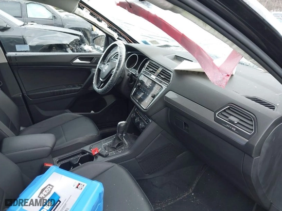 2019 Volkswagen Tiguan SE with VIN 3VV3B7AX2KM196407, listed as a IAAI auction lot 40993730 with 86,904 mi miles. Bid and sale history available at carsss.com. Image 5.