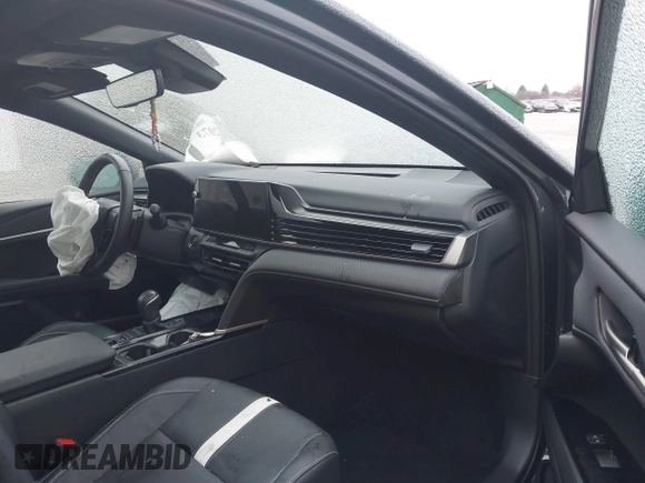 2025 Toyota Camry LE z VIN 4T1DAACK5SU543384, wystawiony jako IAAI lot #41522073 z przebiegiem 27 308 mil mil oraz . Historia ofert i sprzedaży dostępna na DreamBid. Obrazek 5.