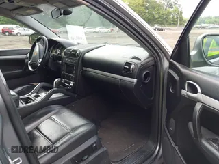 2006 Porsche Cayenne S z VIN WP1AB29P96LA67163, wystawiony jako IAAI lot #42520647 z przebiegiem 127 992 mil mil oraz . Historia ofert i sprzedaży dostępna na DreamBid. Obrazek 5.