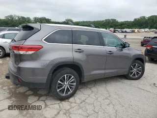 2018 Toyota Highlander SE z VIN 5TDJZRFH8JS523194, wystawiony jako Copart lot #57434645 z przebiegiem 57 965 mil mil oraz Szkoda całkowita • Salvage title. Historia ofert i sprzedaży dostępna na DreamBid. Obrazek 3.