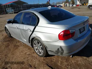2006 BMW 3 Series 325i with VIN WBAVB13516KX40275, listed as a IAAI auction lot 41563739 with 185,783 mi miles. Bid and sale history available at carsss.com. Image 3.