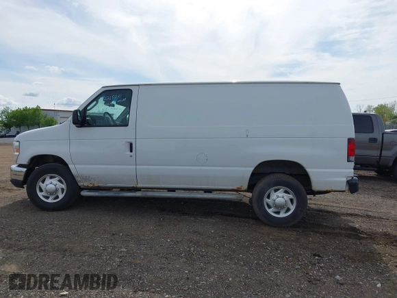 2011 Ford Econoline Cargo Commercial z VIN 1FTNE2EW0BDA56676, wystawiony jako IAAI lot #42215010 z przebiegiem 179 752 mil mil oraz . Historia ofert i sprzedaży dostępna na DreamBid. Obrazek 13.