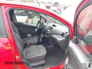 2014 Chevrolet Spark LS z VIN KL8CB6S98EC548672, wystawiony jako IAAI lot #41953786 z przebiegiem 114 330 mil mil oraz . Historia ofert i sprzedaży dostępna na DreamBid. Obrazek 5.