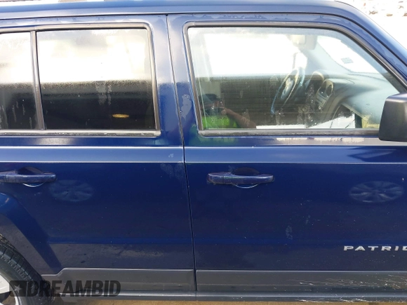 2016 Jeep Patriot Latitude z VIN 1C4NJPFA8GD615264, wystawiony jako IAAI lot #42422580 z przebiegiem 80 867 mil mil oraz . Historia ofert i sprzedaży dostępna na DreamBid. Obrazek 13.