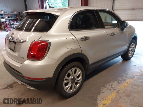 2016 FIAT 500X Lounge z VIN ZFBCFYDT0GP332060, wystawiony jako IAAI lot #42837184 z przebiegiem 159 804 mil mil oraz . Historia ofert i sprzedaży dostępna na DreamBid. Obrazek 4.