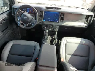 2024 Ford Bronco Big Bend z VIN 1FMDE7BH9RLB23320, wystawiony jako Copart lot #55490395 z przebiegiem 2 225 mil mil oraz Szkoda całkowita • Salvage title. Historia ofert i sprzedaży dostępna na DreamBid. Obrazek 8.