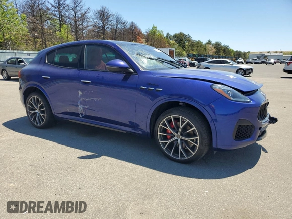 2023 Maserati Grecale Modena z VIN ZN682AVM4P7432217, wystawiony jako Copart lot #55184694 z przebiegiem 1417 mil mil oraz . Historia ofert i sprzedaży dostępna na DreamBid. Obrazek 4.
