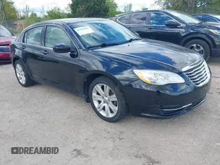 2012 Chrysler 200 Touring z VIN 1C3CCBBBXCN181764, wystawiony jako IAAI lot #42355361 z przebiegiem 117 353 mil mil oraz . Historia ofert i sprzedaży dostępna na DreamBid. Obrazek 1.