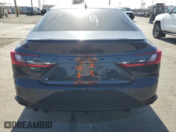 2025 Toyota Camry LE z VIN 4T1DAACK1SU539963, wystawiony jako Copart lot #57273015 z przebiegiem 991 mil mil oraz Szkoda całkowita • Salvage title. Historia ofert i sprzedaży dostępna na DreamBid. Obrazek 6.