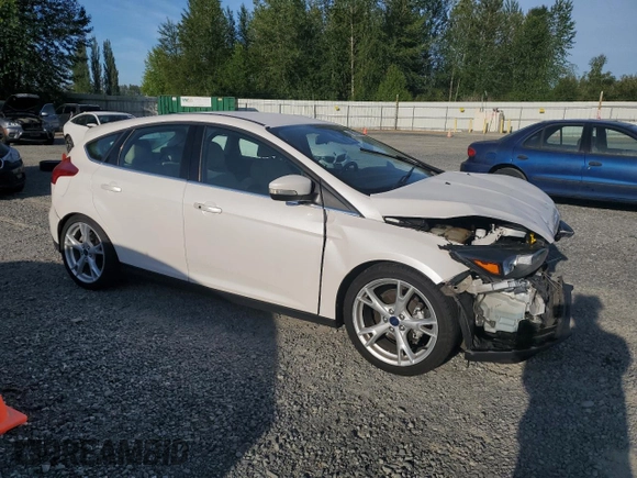2015 Ford Focus Titanium z VIN 1FADP3N24FL262321, wystawiony jako Copart lot #59635525 z przebiegiem Nie podano mil oraz Szkoda całkowita • Salvage title. Historia ofert i sprzedaży dostępna na DreamBid. Obrazek 4.