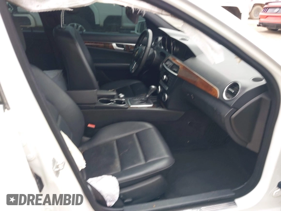 2014 Mercedes-Benz C 250 Sport z VIN WDDGF4HB7EG213817, wystawiony jako IAAI lot #41745579 z przebiegiem Nie podano mil oraz . Historia ofert i sprzedaży dostępna na DreamBid. Obrazek 5.