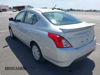 2019 Nissan Versa SV z VIN 3N1CN7AP9KL867893, wystawiony jako IAAI lot #42100542 z przebiegiem 105 962 mil mil oraz . Historia ofert i sprzedaży dostępna na DreamBid. Obrazek 3.