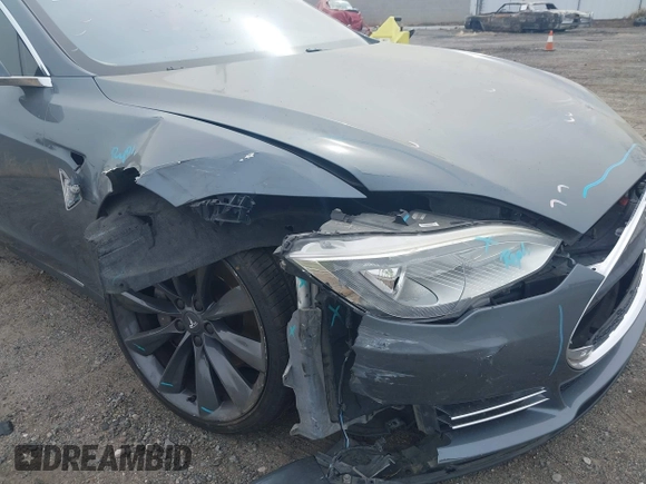 2013 Tesla Model S with VIN 5YJSA1AG5DFP13149, listed as a IAAI auction lot 42116437 with 140,999 mi miles. Bid and sale history available at carsss.com. Image 6.