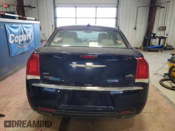 2017 Chrysler 300 Limited z VIN 2C3CCARG3HH622016, wystawiony jako Copart lot #49293935 z przebiegiem Nie podano mil oraz Szkoda całkowita • Salvage title. Historia ofert i sprzedaży dostępna na DreamBid. Obrazek 6.