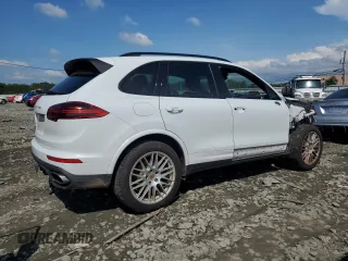 2017 Porsche Cayenne z VIN WP1AA2A23HKA80342, wystawiony jako Copart lot #60908035 z przebiegiem 61 583 mil mil oraz Szkoda całkowita • Salvage title. Historia ofert i sprzedaży dostępna na DreamBid. Obrazek 3.