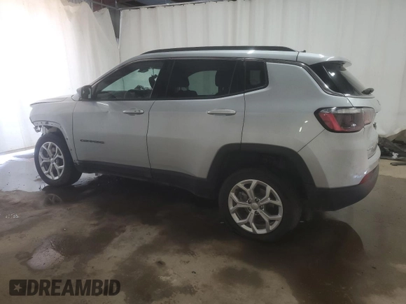 2024 Jeep Compass Latitude z VIN 3C4NJDBN2RT109465, wystawiony jako Copart lot #61687445 z przebiegiem 28 694 mil mil oraz Czysty tytuł • Clean title. Historia ofert i sprzedaży dostępna na DreamBid. Obrazek 2.