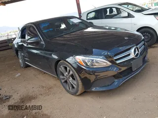 2018 Mercedes-Benz C 300 z VIN 55SWF4JB4JU267823, wystawiony jako IAAI lot #42212916 z przebiegiem 88 650 mil mil oraz . Historia ofert i sprzedaży dostępna na DreamBid. Obrazek 1.