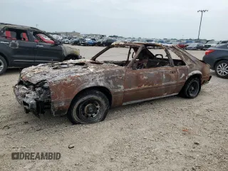 1983 Ford Mustang с VIN 1FABP28FXDF205939, выставлен на аукционе Copart как лот 52100115 с пробегом Не указан миль и На запчасти • Non repairable. История ставок и продаж доступна на DreamBid. Изображение 1.