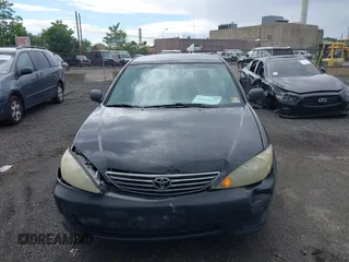 2005 Toyota Camry STD z VIN 4T1BE32K55U632921, wystawiony jako IAAI lot #42341618 z przebiegiem 268 557 mil mil oraz . Historia ofert i sprzedaży dostępna na DreamBid. Obrazek 12.