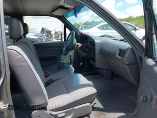 1992 Toyota Pickup z VIN JT4VN93D6N5027403, wystawiony jako IAAI lot #42402045 z przebiegiem 300 586 mil mil oraz . Historia ofert i sprzedaży dostępna na DreamBid. Obrazek 5.