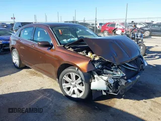 2012 Chrysler 200 Touring z VIN 1C3CCBBB6CN302869, wystawiony jako IAAI lot #40422744 z przebiegiem 147 910 mil mil oraz . Historia ofert i sprzedaży dostępna na DreamBid. Obrazek 1.