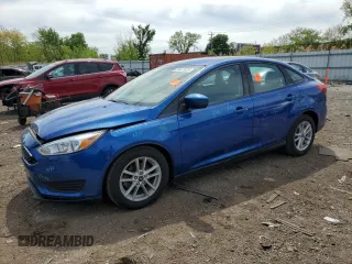 2018 Ford Focus SE z VIN 1FADP3F27JL266774, wystawiony jako Copart lot #56672825 z przebiegiem 51 980 mil mil oraz Szkody całkowita. Historia ofert i sprzedaży dostępna na DreamBid. Obrazek 1.