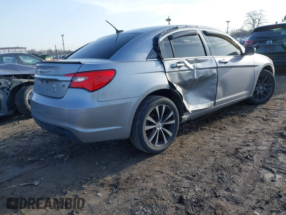 2013 Chrysler 200 Touring z VIN 1C3CCBBB5DN614733, wystawiony jako IAAI lot #41826645 z przebiegiem 216 526 mil mil oraz . Historia ofert i sprzedaży dostępna na DreamBid. Obrazek 4.