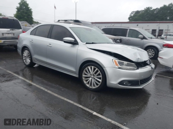 2011 Volkswagen Jetta SEL z VIN 3VWLX7AJ3BM351393, wystawiony jako IAAI lot #42241299 z przebiegiem 130 903 mil mil oraz . Historia ofert i sprzedaży dostępna na DreamBid. Obrazek 1.