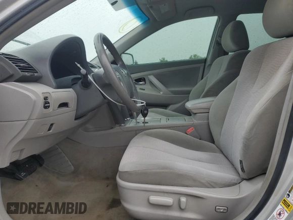 2010 Toyota Camry z VIN 4T1BF3EK1AU075962, wystawiony jako Copart lot #58929065 z przebiegiem 216 986 mil mil oraz Szkoda całkowita • Salvage title. Historia ofert i sprzedaży dostępna na DreamBid. Obrazek 7.