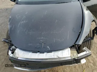 2025 Tesla Model Y Long Range z VIN 7SAYGDEE7SF288570, wystawiony jako Copart lot #48596345 z przebiegiem 4 366 mil mil oraz Szkoda całkowita • Salvage title. Historia ofert i sprzedaży dostępna na DreamBid. Obrazek 12.