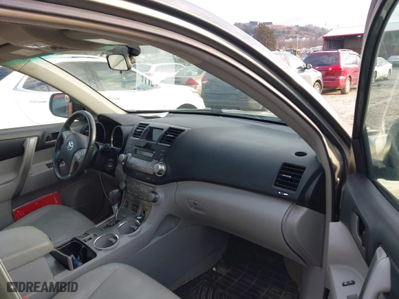 2010 Toyota Highlander SE with VIN 5TDJK3EH5AS031130, listed as a IAAI auction lot 41172229 with 186,511 mi miles. Bid and sale history available at carsss.com. Image 5.