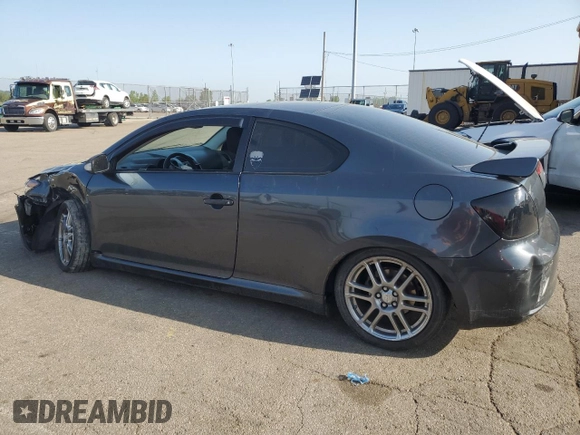 2008 Scion tC Spec z VIN JTKDE167X80254624, wystawiony jako Copart lot #57337755 z przebiegiem 205 339 mil mil oraz Szkoda całkowita • Salvage title. Historia ofert i sprzedaży dostępna na DreamBid. Obrazek 2.