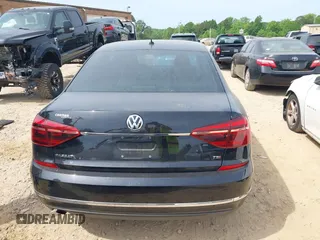 2017 Volkswagen Passat S z VIN 1VWAT7A31HC046232, wystawiony jako IAAI lot #42168299 z przebiegiem 88 658 mil mil oraz . Historia ofert i sprzedaży dostępna na DreamBid. Obrazek 16.