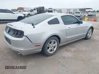 2014 Ford Mustang V6 z VIN 1ZVBP8AM3E5228599, wystawiony jako IAAI lot #42656325 z przebiegiem 185 188 mil mil oraz . Historia ofert i sprzedaży dostępna na DreamBid. Obrazek 4.