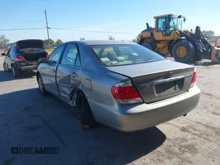 2005 Toyota Camry LE z VIN 4T1BE30K65U543152, wystawiony jako IAAI lot #42183864 z przebiegiem 228 285 mil mil oraz . Historia ofert i sprzedaży dostępna na DreamBid. Obrazek 6.