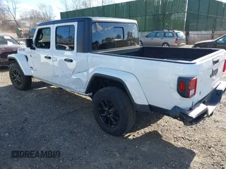 2022 Jeep Gladiator Willys with VIN 1C6HJTAG1NL117631, listed as a IAAI auction lot 41230291 with 33,463 mi miles and . Bid and sale history available at DreamBid. Image 3.
