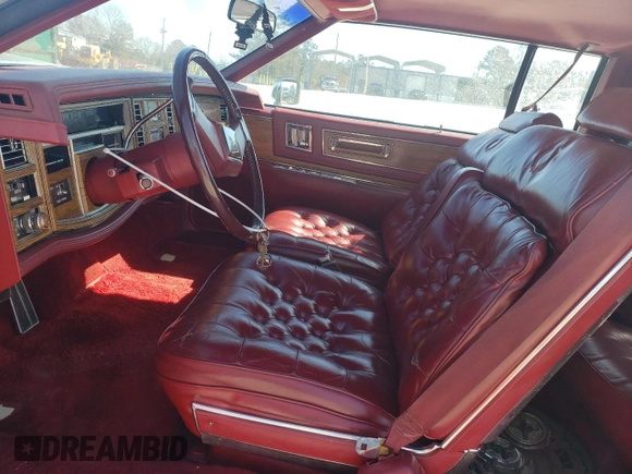 1981 Cadillac Eldorado z VIN 1G6AL5799BE635997, wystawiony jako Copart lot #45287175 z przebiegiem 46 416 mil mil oraz Czysty tytuł • Clean title. Historia ofert i sprzedaży dostępna na DreamBid. Obrazek 7.