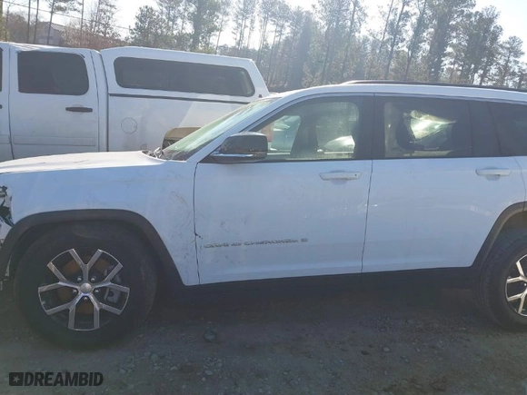 2024 Jeep Grand Cherokee L Limited with VIN 1C4RJKBG2R8507331, listed as a IAAI auction lot 41768771 with 32,747 mi miles. Bid and sale history available at carsss.com. Image 14.
