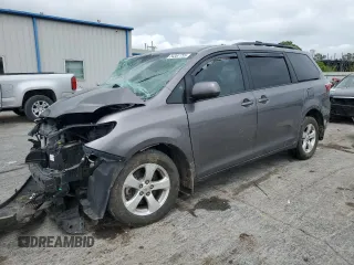 2017 Toyota Sienna LE Auto Access Seat с VIN 5TDKZ3DC6HS888492, выставлен на аукционе Copart как лот 54367755 с пробегом Не указан миль и Списание • Salvage title. История ставок и продаж доступна на DreamBid. Изображение 1.