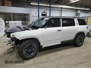 2025 Rivian R1S Adventure z VIN 7PDSGBBA3SN049861, wystawiony jako Copart lot #52546215 z przebiegiem 2 315 mil mil oraz Szkoda całkowita • Salvage title. Historia ofert i sprzedaży dostępna na DreamBid. Obrazek 1.