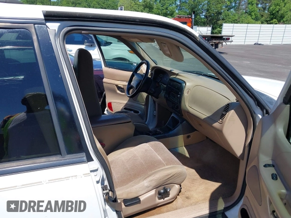 2000 Ford Explorer XLT z VIN 1FMZU63E3YUB34927, wystawiony jako IAAI lot #42208468 z przebiegiem 230 508 mil mil oraz . Historia ofert i sprzedaży dostępna na DreamBid. Obrazek 5.