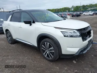 2024 Nissan Pathfinder Platinum z VIN 5N1DR3DK4RC226005, wystawiony jako IAAI lot #42191342 z przebiegiem 39 778 mil mil oraz . Historia ofert i sprzedaży dostępna na DreamBid. Obrazek 1.