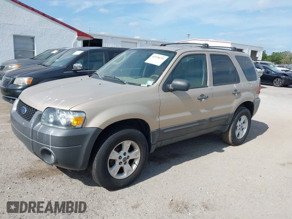 2007 Ford Escape XLT with VIN 1FMYU03127KB33946, listed as a IAAI auction lot 42120231 with 92,233 mi miles. Bid and sale history available at carsss.com. Image 2.