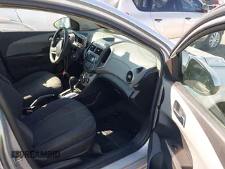 2014 Chevrolet Sonic LT z VIN 1G1JC5SH9E4159913, wystawiony jako IAAI lot #42253329 z przebiegiem 156 333 mil mil oraz . Historia ofert i sprzedaży dostępna na DreamBid. Obrazek 5.