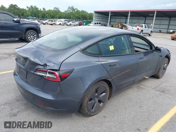 2023 Tesla Model 3 z VIN 5YJ3E1EA1PF449575, wystawiony jako IAAI lot #42457119 z przebiegiem 51 084 mil mil oraz . Historia ofert i sprzedaży dostępna na DreamBid. Obrazek 4.