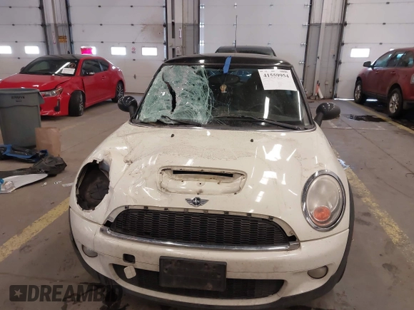 2009 MINI Hardtop S with VIN WMWMF73509TW85898, listed as a IAAI auction lot 41559954 with 97,186 mi miles and . Bid and sale history available at DreamBid. Image 12.