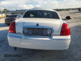 2009 Lincoln Town Car Signature Limited z VIN 2LNHM82V39X636470, wystawiony jako Copart lot #54682925 z przebiegiem Nie podano mil oraz Nie do naprawy • Non repairable. Historia ofert i sprzedaży dostępna na DreamBid. Obrazek 6.