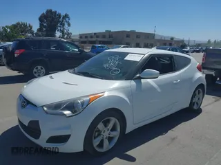 2013 Hyundai Veloster w/Black Int z VIN KMHTC6AD5DU160412, wystawiony jako IAAI lot #42202550 z przebiegiem 131 520 mil mil oraz . Historia ofert i sprzedaży dostępna na DreamBid. Obrazek 6.
